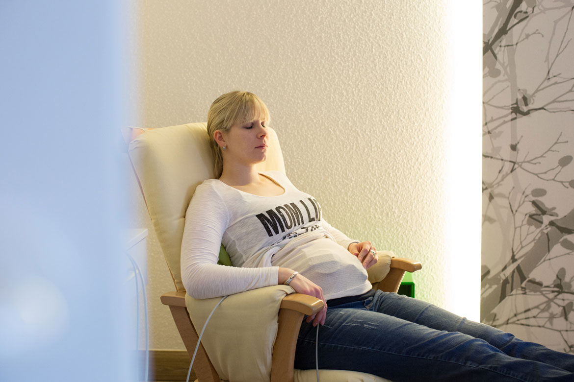 Schwangere Patientin entspannt auf der Liege